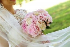 ramo de novia de peonías rosas y blancas