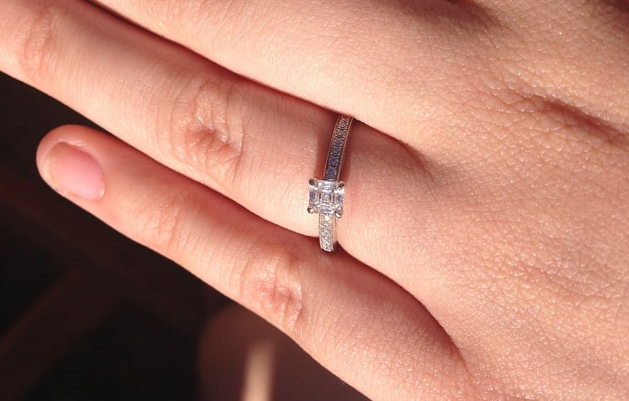 anillo de compromiso con piedra de diamante