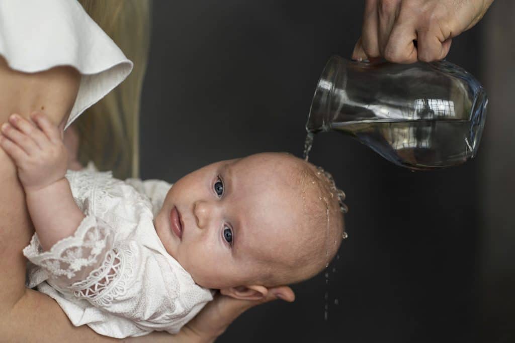 bebé durante el bautizo