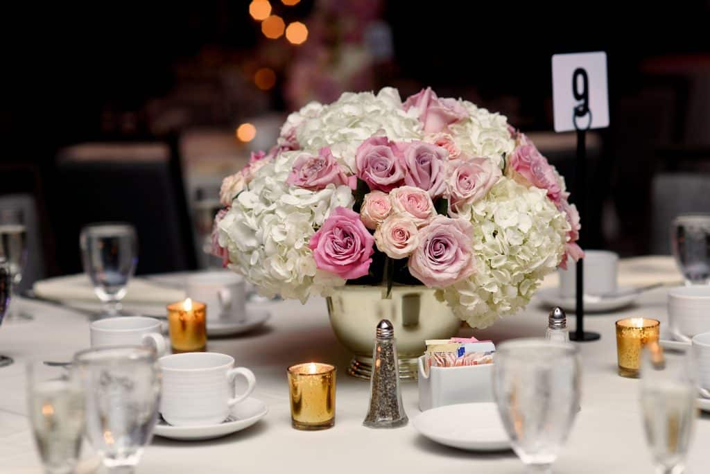 centro de mesa floral rosa y blanco