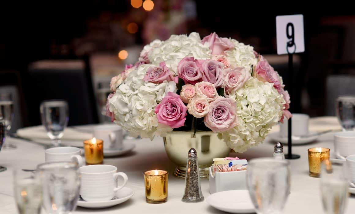 centro de mesa floral rosa y blanco