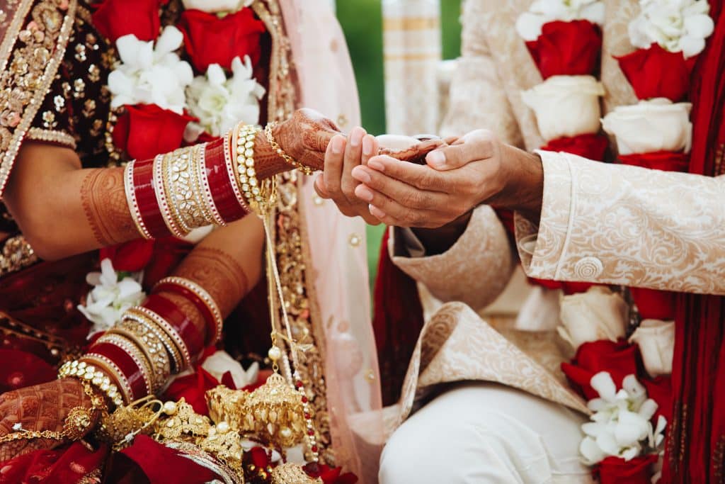 manos de los novios en una boda india