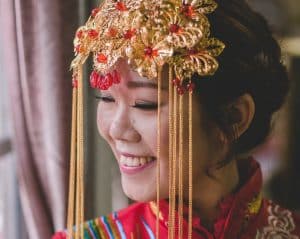novia de rojo en boda tradicional china 