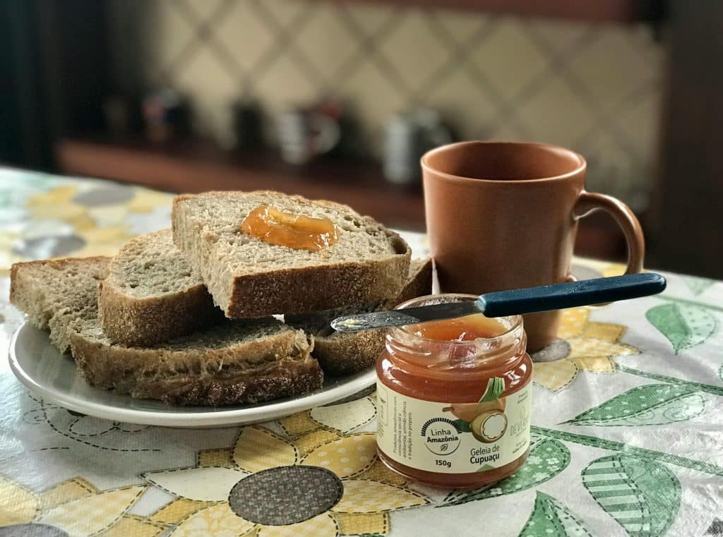 desayuno de tostadas y mermelada